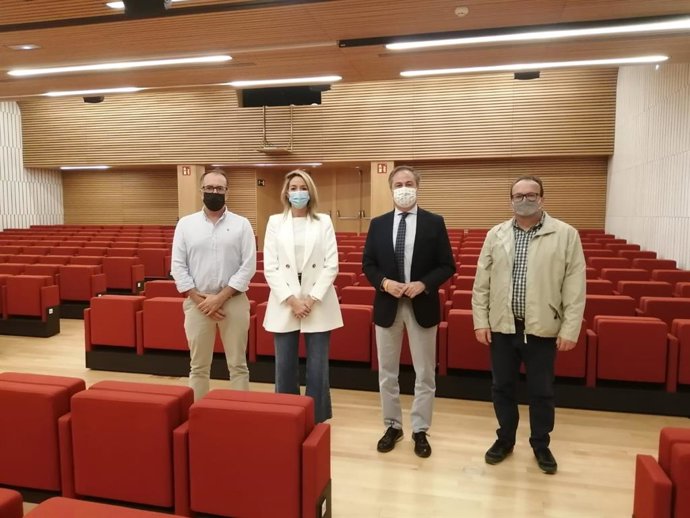 El delegado territorial de Turismo de la Junta en Córdoba, Ángel Pimentel (segundo por la dcha.), en su visita al Palacio de Congresos.