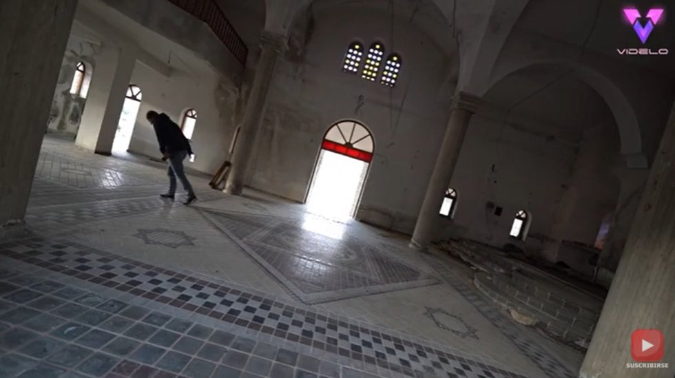 En un pueblo abandonado de Grecia, una iglesia inclinada se hace viral en redes sociales