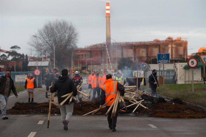 Archivo - Trabajadores de Alcoa San Cibrao