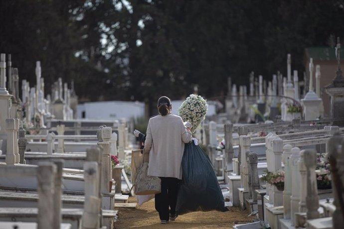 Archivo - Una mujer camina entre las lápidas del Cementerio de San Fernando, en Sevilla.
