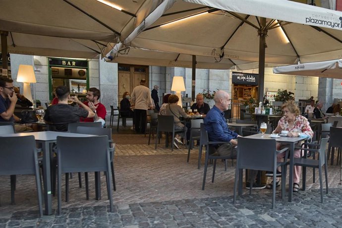 Archivo - Varias personas en una terraza del centro de MadriD