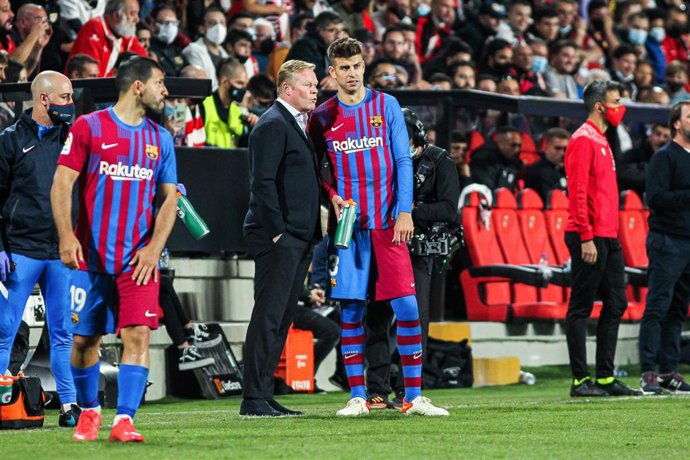 Ronald Koeman, head coach of FC Barcelona talks to Gerard  Pique of FC Barcelona during La Liga football match played between Rayo Vallecano and FC Barcelona at Vallecas stadium on October 27th, 2021 in Madrid, Spain.