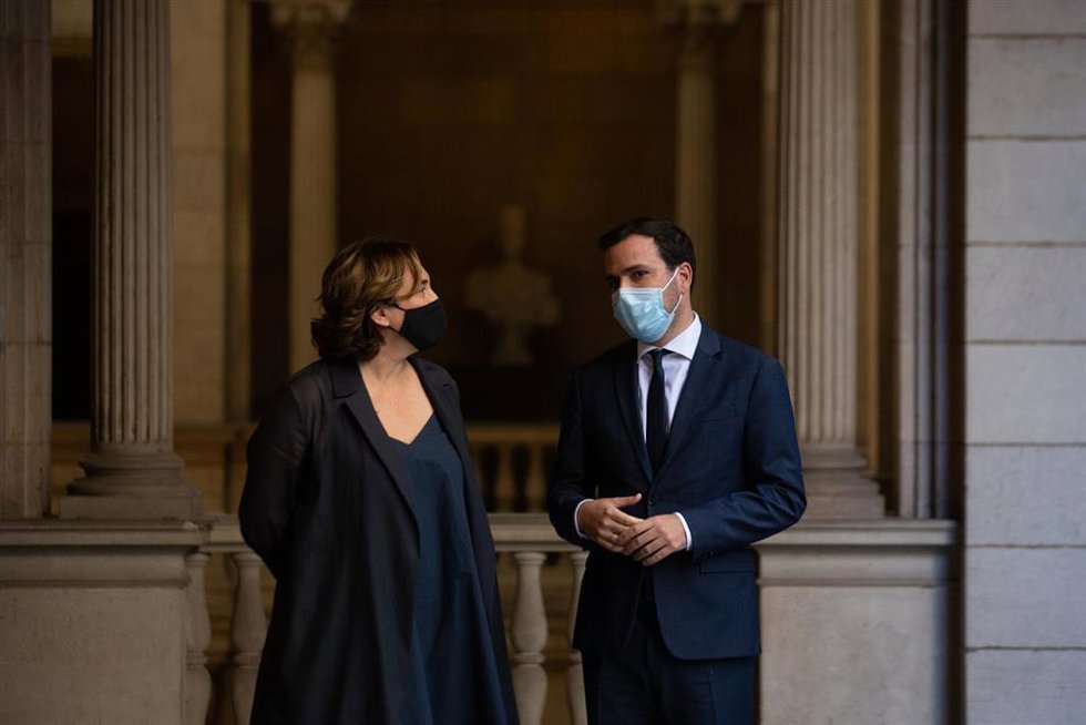 La alcaldesa de Barcelona, Ada Colau, y el ministro de Consumo, Alberto Garzón