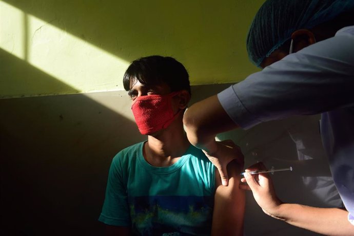 Archivo - 31 August 2021, India, Kolkata: A visually impaired man administered with Covishield coronavirus vaccine at the Maniktalata ESI hospital during vaccination event organized by Social welfare for the Blind NGO.