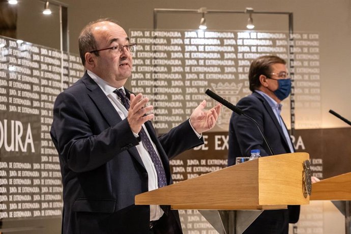 El ministro de Cultura y Deporte, Miquel Iceta (i) y el presidente de la Junta de Extremadura, Guillermo Fernández Vara (d), comparecen en rueda de prensa, después de su reunión, en la sede de la Presidencia del Gobierno extremeño, a 27 de octubre de 20