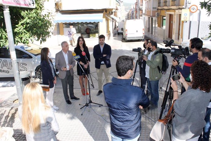 La delegada territorial de Regeneración, Justicia y Administración Local de la Junta de Andalucía, Purificación Joyera, y el alcalde de Lucena, Juan Pérez, atienden a los medios de comunicación.