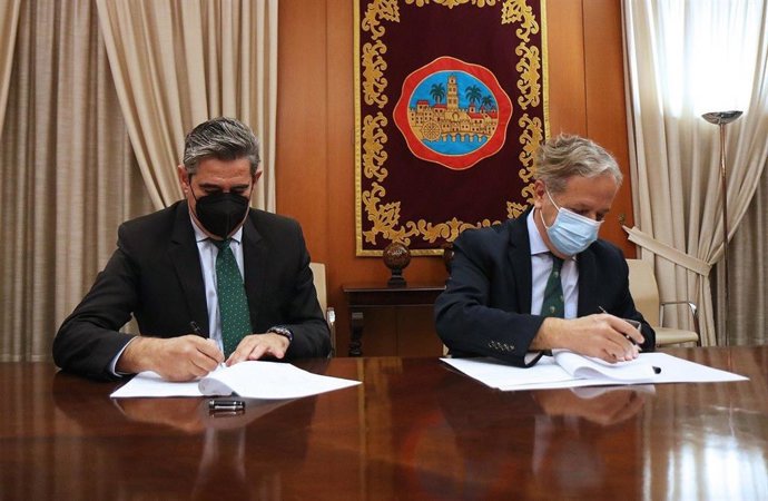 El gobierno local y Unicaja suscriben los préstamos que financiarán la aportación municipal para el proyecto de la base logística del Ejército de Tierra en La Rinconada.