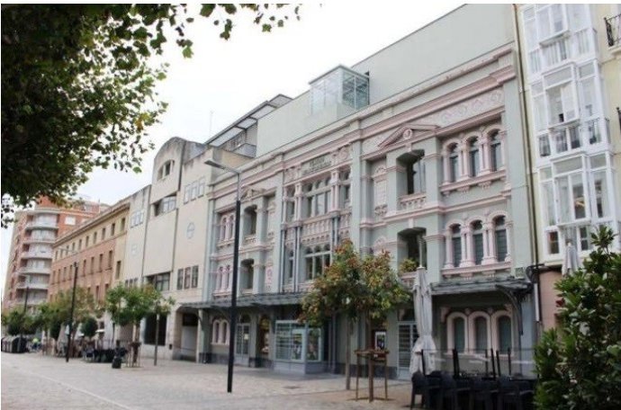 Vista de la calle Bretón de los Herreros con el teatro y la zona de los juzgados donde se acometerá la ampliación