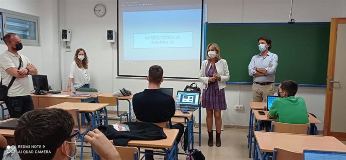 La delegada de Educación y Deportes, Inmaculada Troncoso, visita una clase de Fabricación Inteligente.