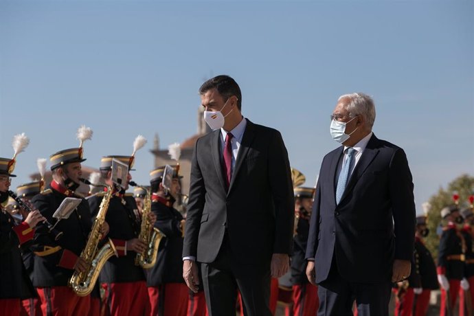 El presidente del Gobierno, Pedro Sánchez (i) y el primer ministro de Portugal, Antonio Costa (d), a su llegada a la XXXI Cumbre Hispano-Portuguesa, a 28 de octubre de 2021, en Trujillo, Cáceres, Extremadura (España).