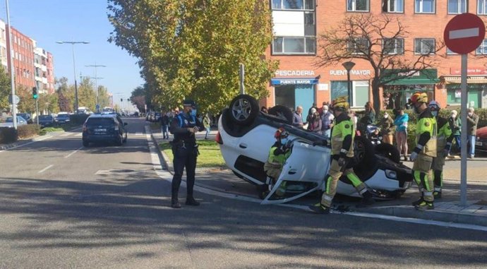 Vehículo volcado tras sufrir una colisión en la avenida de Salamanca, en Valladolid.