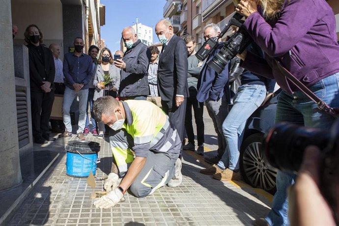 Colocación de uno de los adoquines Stolpersteine en Terrassa