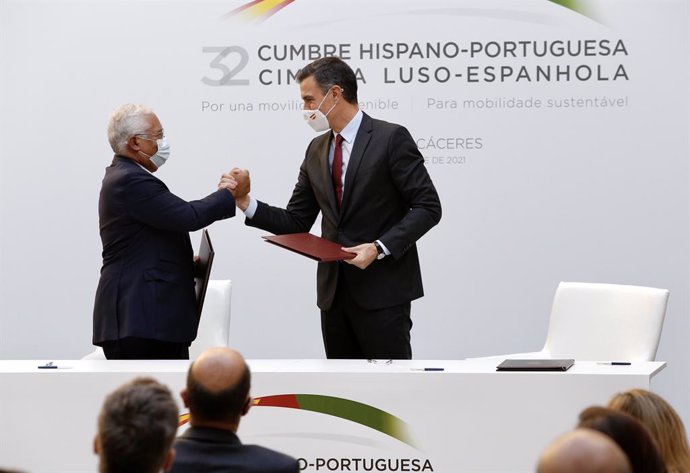 El primer ministro de Portugal, Antonio Costa (i) y el presidente del Gobierno, Pedro Sánchez (d), comparecen en rueda de prensa, en la XXXI Cumbre Hispano-Portuguesa, a 28 de octubre de 2021, en Trujillo, Cáceres, Extremadura (España). La 32 Cumbre His