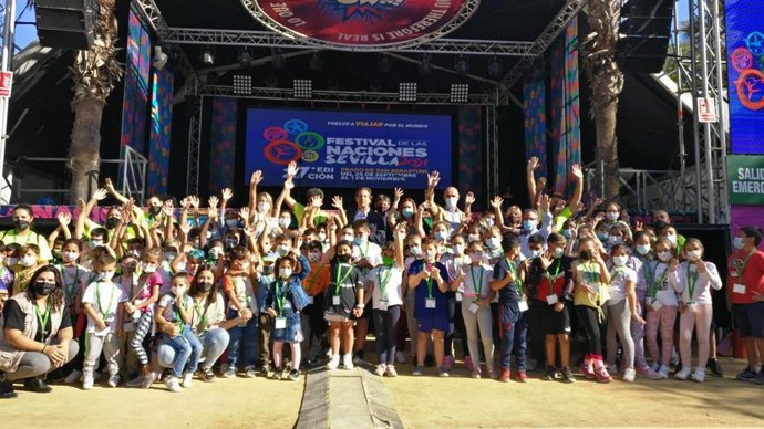 Los niños han estado acompañados por la delegada de Educación y Distrito Sur, Marisa Gómez; el delegado de Hábitat Urbano, Antonio Muñoz; el delegado de Transición Ecológica, David Guevara; el director del Festival de las Naciones, Sergio Frenkel.