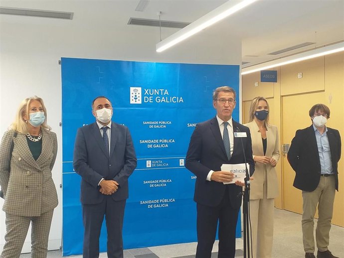El presidente de la Xunta, Alberto Núñez Feijóo, durante una visita al nuevo centro de salud de Bouzas, junto al conselleiro de Sanidade, Julio García Comesaña, la delegada de la Xunta en Vigo, Marta Fernández Tapias, y otros cargos del PP.