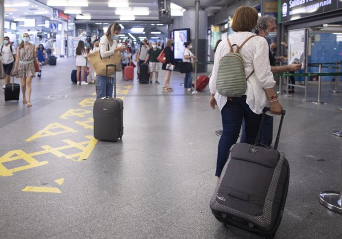 Archivo - Pasajeros en la estación de AVE de Atocha