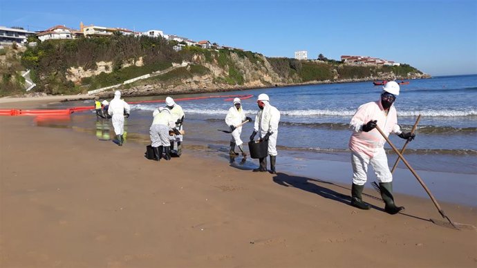 Simulacro de lucha contra la contaminación marina en la playa de Suances