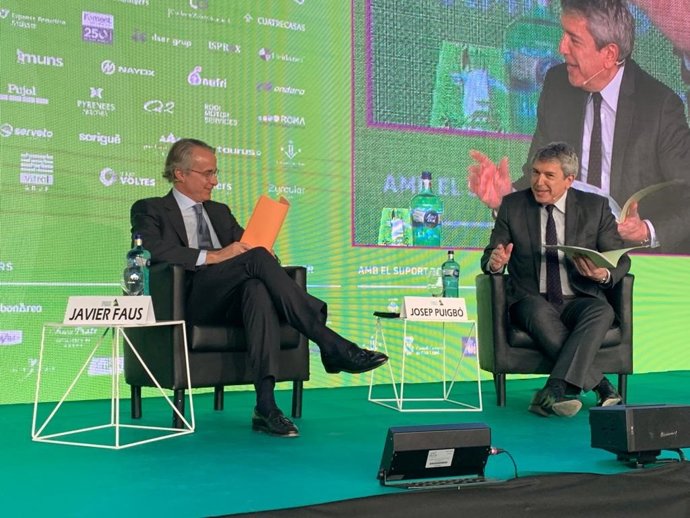 El presidente del Cercle d'Economia, Javier Faus, y el periodista Josep Puigbó en la Trobada Empresarial al Pirineu