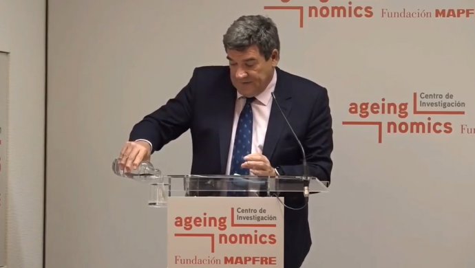 La respuesta de Antonio Huertas (Mapfre) a la pregunta de Escrivá sobre el vídeo viral del atril y el agua