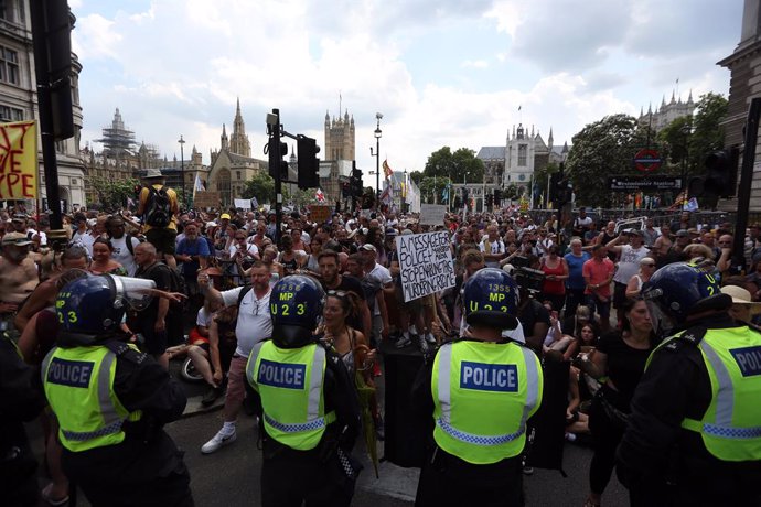 Archivo - 19 July 2021, United Kingdom, London: Police block anti-vaccination protesters during a demonstration in Parliament Square after the final Coronavirus legal restrictions were lifted in England. Photo: Tayfun Salci/ZUMA Press Wire/dpa