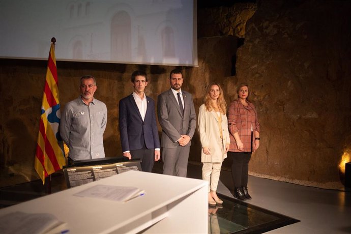 Los concejales del Ayuntamiento de Badalona David Torrents (Junts), Alex montorns (ERC), Rubén Guijarro (PSC), Ada Llauradó (En Comú Podem) y Teresa González (PSC)