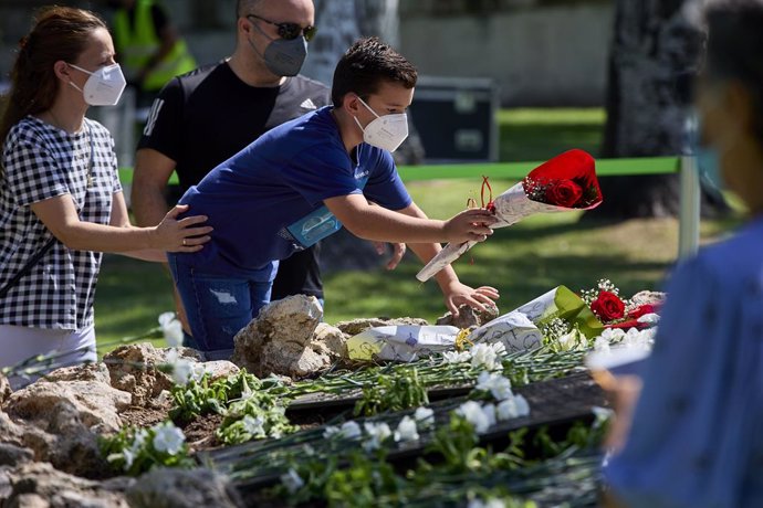 Archivo - Varias personas depositan flores en el olivo de las víctimas del accidente de Spanair en el aeropuerto Madrid-Barajas, a 20 de agosto de 2021, en Madrid (España). 
