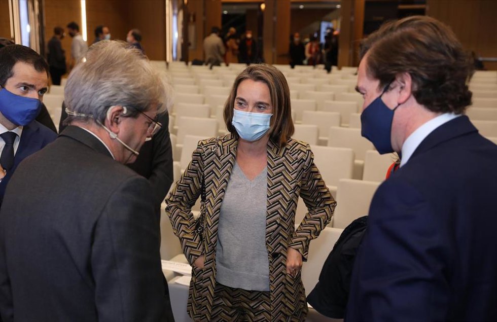 (I-D) El comisario europeo de Economía, Paolo Gentiloni; la portavoz parlamentaria, Cuca Gamarra; y el vicesecretario de Comunicación del PP, Pablo Montesinos, conversan a su llegada a un Desayuno Informativo de Europa Press 