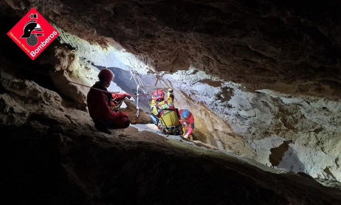 Rescatan a un hombre atrapado en una cueva tras dislocarse el hombro cuando hacía espeleología