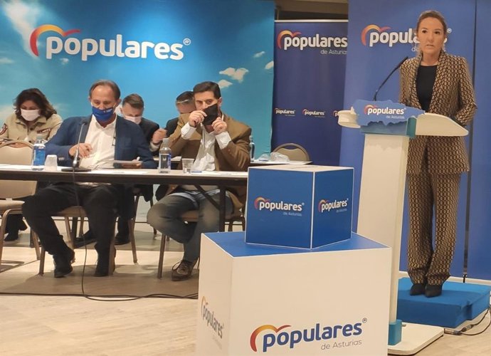 Teresa Mallada, a la derecha