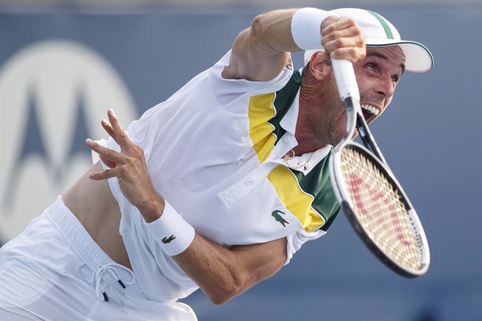 Archivo - 11 August 2021, Canada, Toronto: Spanish tennis player Roberto Bautista Agut in action against US Tommy Paul during their Men's Singles second round tennis match of the 2021 National Bank Open tennis tournament. Photo: Cole Burston/The Canadia