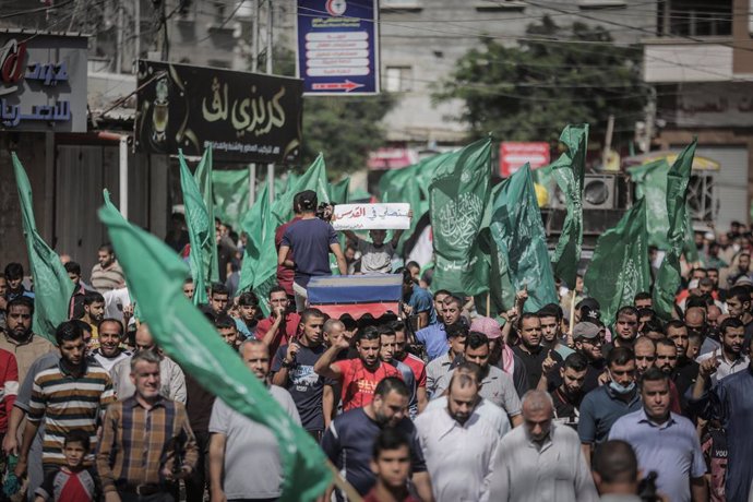 15 October 2021, Palestinian Territories, Jabalia: Achild is seen holding a placard reads "We will pray in Jerusalem" during a mass rally by Hamas Islamist movement in Jabalia refugee camp, to mark the tenth anniversary of the Wafa al-Ahrar agreement, 