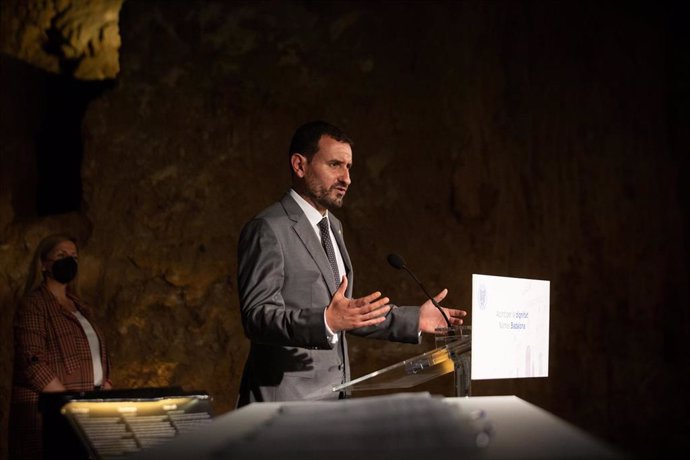 El que previsiblement ser alcalde del govern alternatiu de Badalona (Barcelona), Rubn Guijarro (PSC), en la presentació del nou executiu.