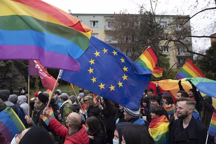 Manifestación en defensa del colectivo LGTBI en Polonia con banderas europeas y del arcoíris.