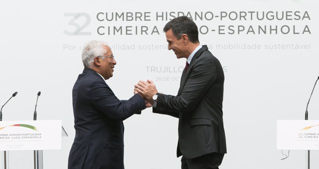 El primer ministro de Portugal, Antonio Costa (i) y el presidente del Gobierno, Pedro Sánchez (d), comparecen en rueda de prensa, en la XXXI Cumbre Hispano-Portuguesa