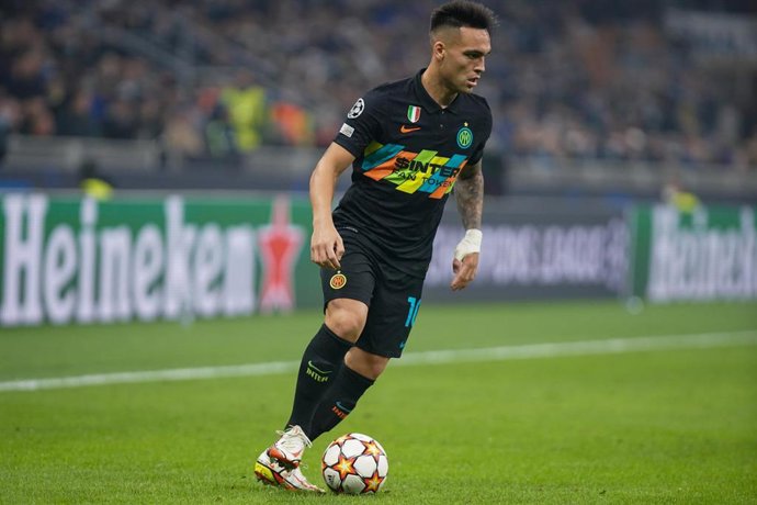 Lautaro Martínez conduce la pelota en un partido con el Inter