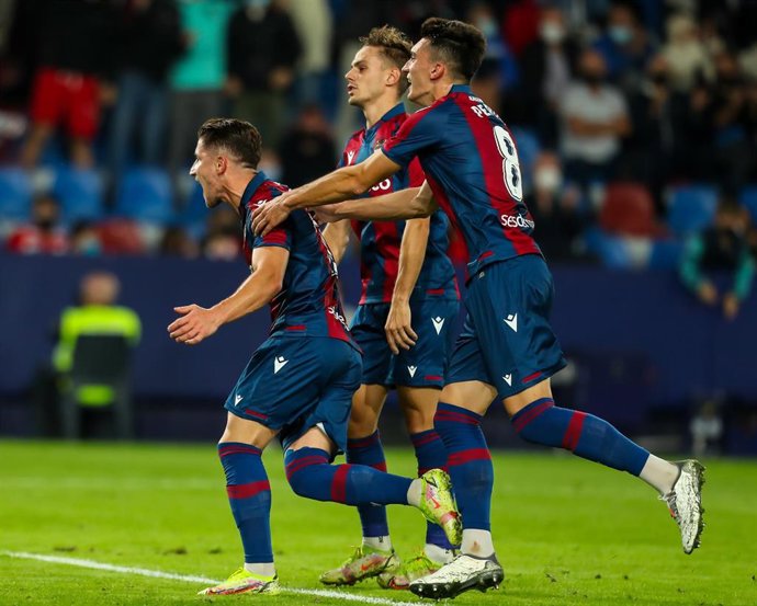 Enis Bardhi celebra el primer tanto del Levante frente al Atlético de Madrid