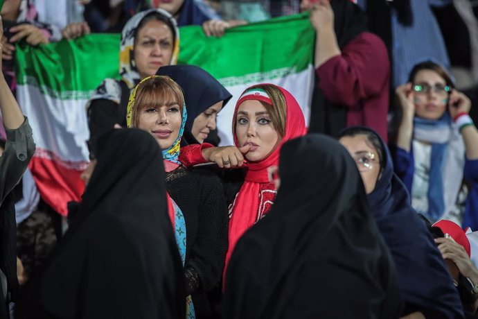 Archivo - 10 October 2019, Iran, Tehran: Iranian women attend the FIFA soccer World Cup qualification match between Iran and Cambodia at the Azadi Stadium. For the first time in 40 years women were allowed to watch a men's football match live in the sta