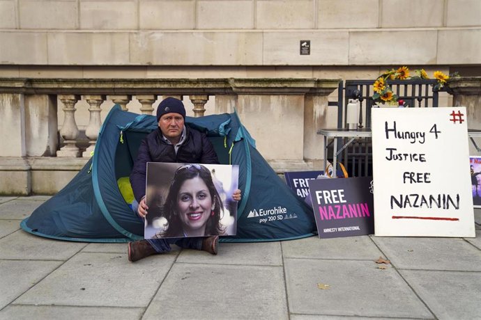 Richard Ratcliffe, el marido de la ciudadana iraní-británica con doble nacionalidad Nazanin Zaghari-Ratcliffe, detenida en Irán desde el 3 de abril de 2016, inicia una huelga de hambre frente al Ministerio de Asuntos Exteriores en Londres 