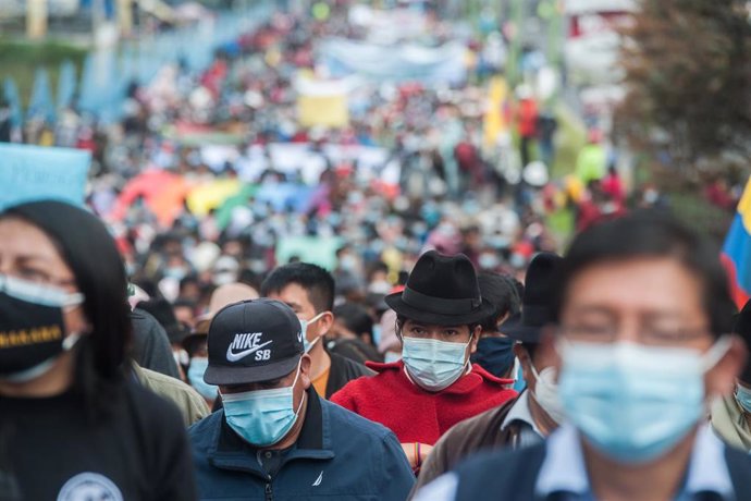 Archivo - El líder de la Confederación de Nacionalidades Indígenas de Ecuador (CONAIE), Leonidas Iza (centro-derecha) durante una protesta contra el aumento de los precios del combustible