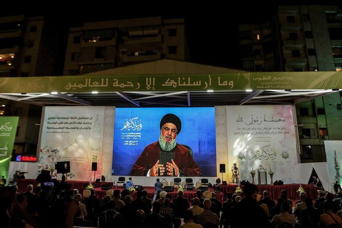 Simpatizantes de Hezbolá participan en una concentración masiva en un suburbio del sur de Beirut, mientras el secretario general del movimiento libanés Hezbolá, aliado de Irán, Hassan Nasrallah, pronuncia un discurso televisado