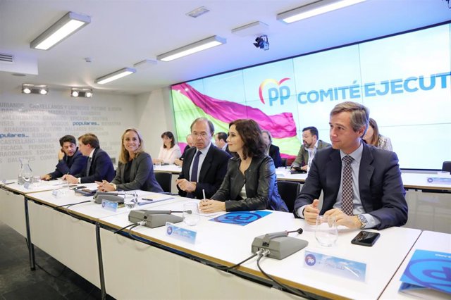 Archivo - El alcalde de Madrid, José Luis Martínez-Almeida (2i); la portavoz adjunta primera del PP en la Asamblea de Madrid, Ana Camíns Martínez (3i); el presidente del PP de Madrid, Pío García-Escudero (4i); la presidenta de la Comunidad de Madrid, Isab