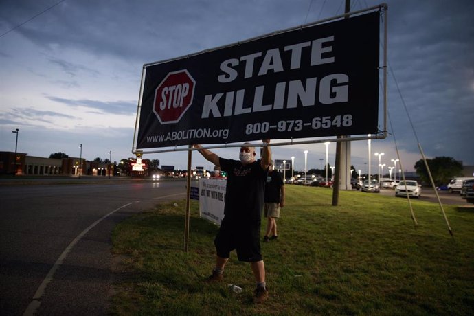 Archivo - Foto de un hombre reclamando la abolición de la pena capital en Estados Unidos.