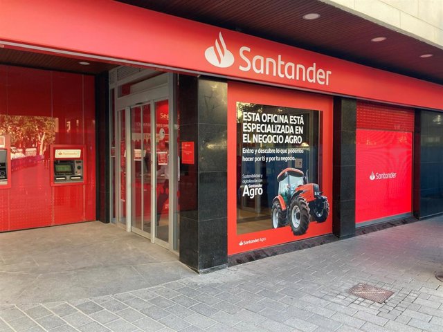 Archivo - Oficina de Banco Santander.