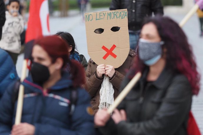 Archivo - Una persona sostiene una careta donde se lee "No Ley Mordaza" durante una manifestación contra el encarcelamiento del rapero y poeta Pablo Hasel, en la Plaza Portugalete, en Valladolid, Castilla y León (España), a 19 de febrero de 2021. 