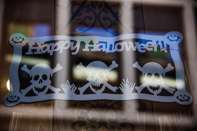 Decorado con temática de Halloween en el escaparate de la tienda de disfraces Maty.