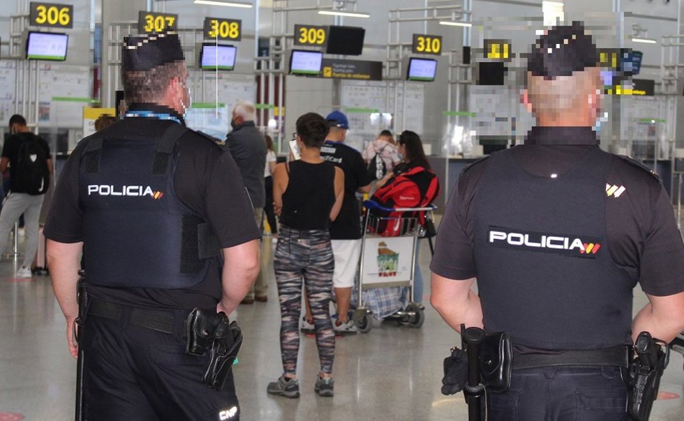 Dos agentes de la Policía Nacional en el aeropuerto de Málaga-Costa del Sol