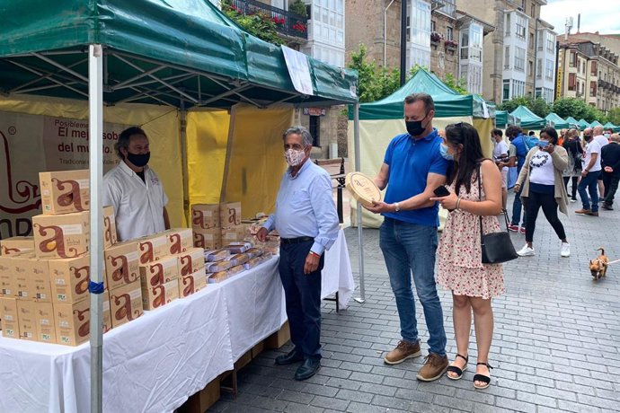 Archivo - El presidente de Cantabria, Miguel Ángel Revilla, y el consejero de Desarrollo Rural, Ganadería, Pesca, Alimentación y Medio Ambiente, Guillermo Blanco, visitan el Mercado Campurriano.
