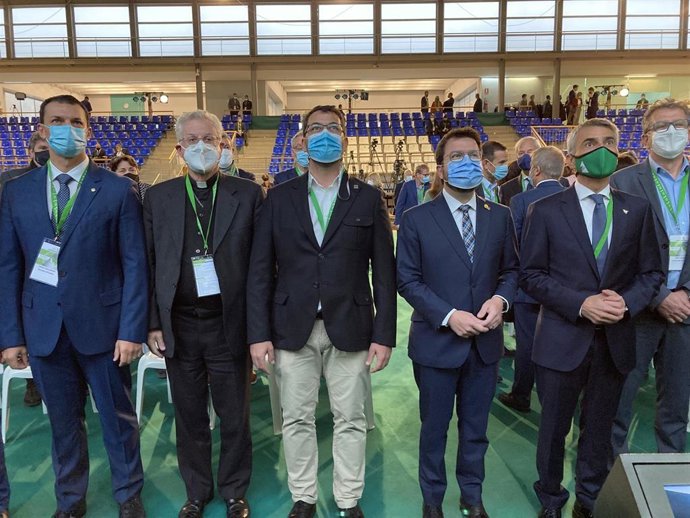 Pere Aragons, junto al presidente del encuentro, Vicen Voltas; el alcalde, Francesc Viaplana; el obispo, Joan Enric Vives; el ministro de Presidencia, Economía y Empresa de Andorra, Jordi Gallardo, y el presidente de la Diputació, Joan Talarn.