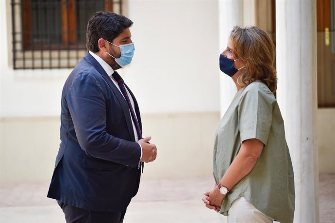 Archivo - La vicepresidenta tercera y ministra de Transición Ecológica y Reto Demográfico, Teresa Ribera, y el presidente de la Región de Murcia, Fernando López Miras (i), en el Palacio de San Esteban, a 25 de agosto de 2021