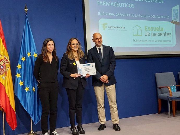 Lla tesorera del Consejo General de Colegios Oficiales de Farmacéuticos, Ana López-Casero,  recoge el Premio Corresponsables por la 'Escuela con Pacientes'.